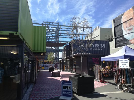 im Übergang mit Containern