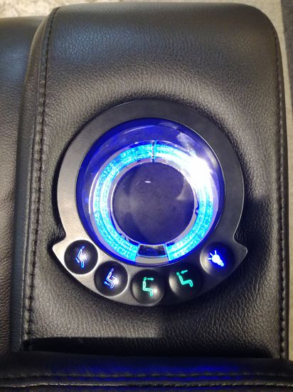 Fundstück des Tages
Elektrisch verstellbarer Ledersessel mit beleuchteten Getränkehalter