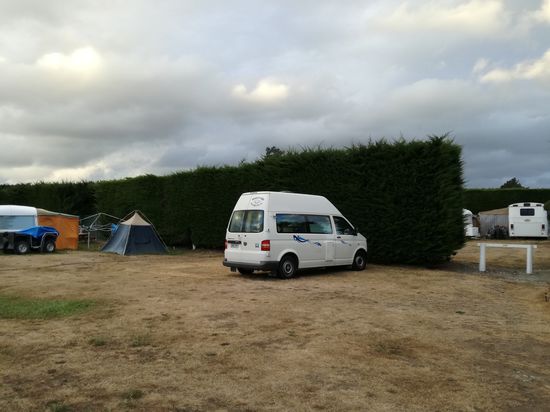 Windschutz auf dem Campingplatz,  leider wehte es von der falschen Seite