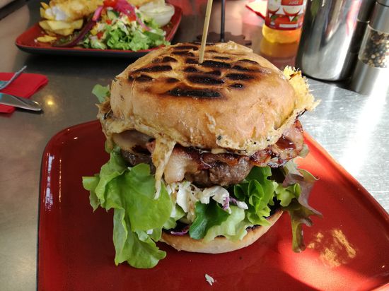 Der Käse ist am Brötchen festgeschmolzen, Tobi, du weißt was das bedeutet. Richtig, Geschmack!