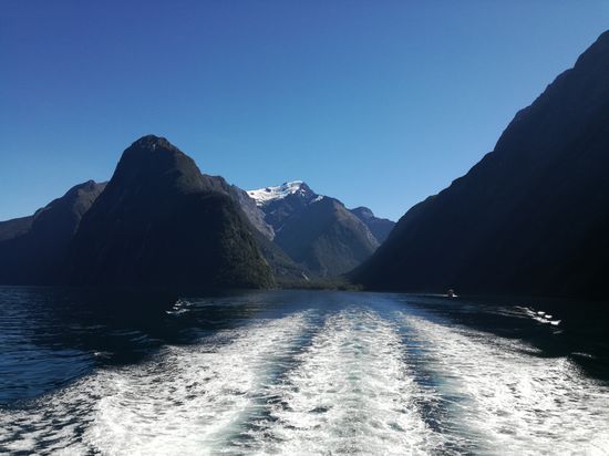 Schneebedeckte Gipfel im Hintergrund
