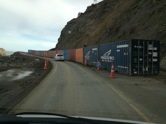 Mit Containern wird die Straße gesichert