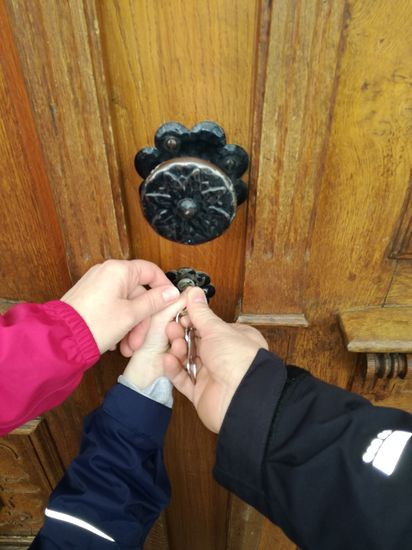 Wir schließen gemeinsam unsere Tür zu und die Reise beginnt