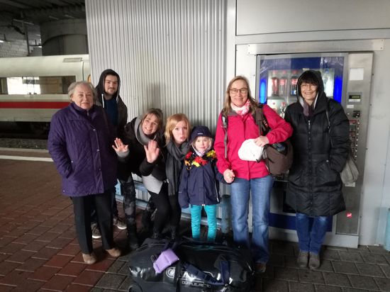 Carmen war so nett uns zum Bahnhof zu fahren. Hier angekommen wartete zu unserer Überraschung die Familie auf uns, um uns zu verabschieden.