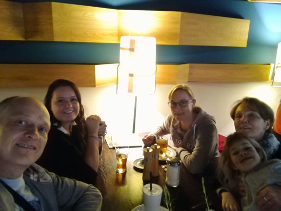 In Frankfurt angekommen wartete die nächste Überraschung. Schwesterherz und Oma Rosi sind extra gekommen um uns ebenfalls zu verabschieden. Da sie auch hier übernachten, werden wir morgen noch zusammen frühstücken. Ich habe das Gefühl, die wollen sichergehen, dass wir wirklich abfliegen.