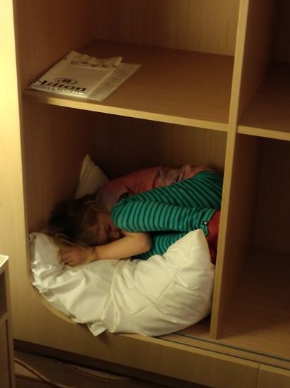 Melina hat ihr Bett gefunden.