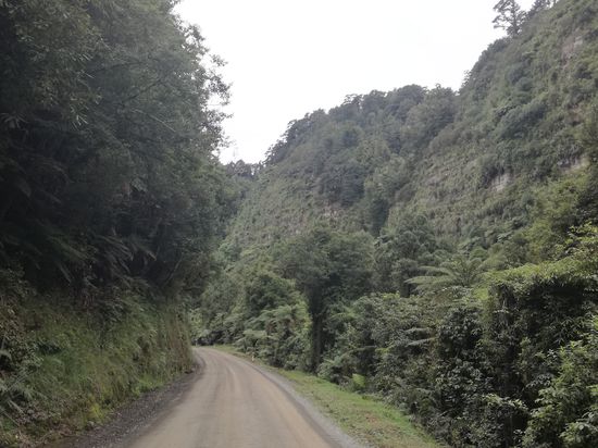 und auf Schotterweg den Highway entlang
