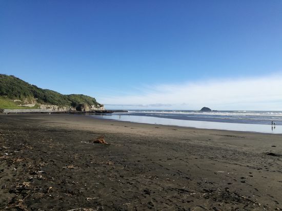 Schwarzer Sand und hohe Wellen