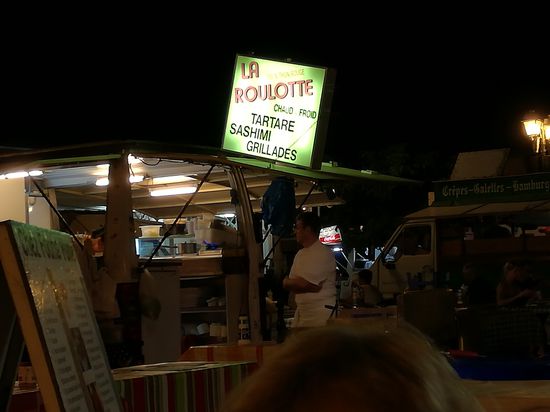 Einer der Foodtrucks am Hafen von Papeete