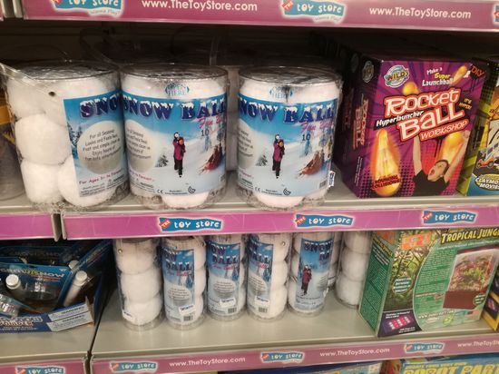 Fundstück des Tages. Künstliche Schneebälle im Eimer sind mit Sicherheit in der Wüste nicht die schlechteste Idee.