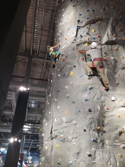 Wir haben den ganzen restlichen Tag in der Mall verbracht. Die Kleine durfte im Sportgeschäft für eine halbe Stunde ihre Kletterkünste testen.