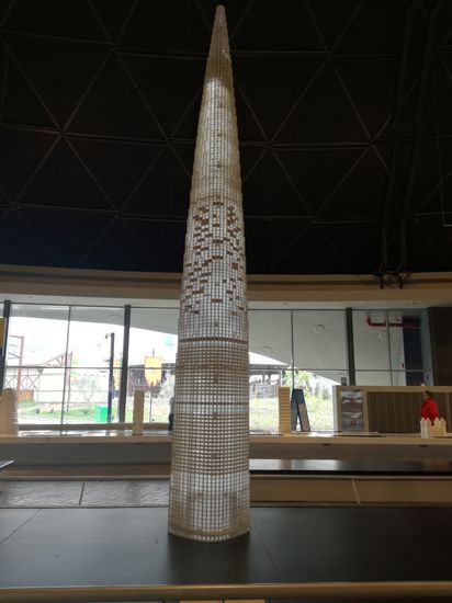 Die haben hier die schönsten Wolkenkratzer nach gebaut, aber dieser hier ist etwas besonderes. Der Lotte World Tower. Den hat sich Oma Lotte auch verdient.