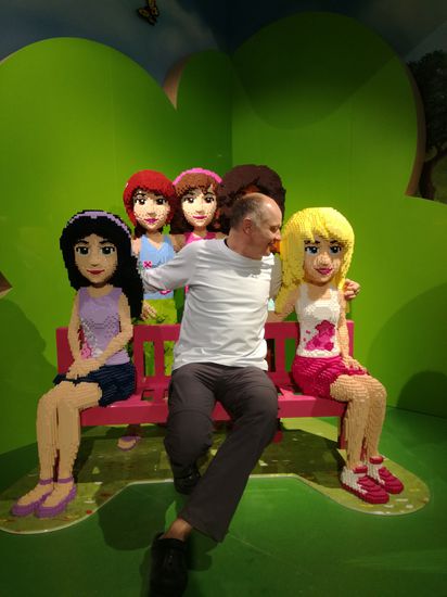 Ich hatte mittlerweile die Einladung dieser reizenden Ladies angenommen, nachdem die Unterhaltung doch sehr einseitig war, habe ich die Mädelsrunde wieder verlassen.