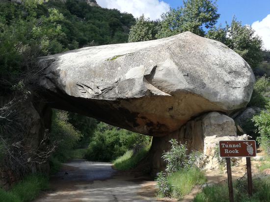 Durch diese hohle Gasse muss er kommen