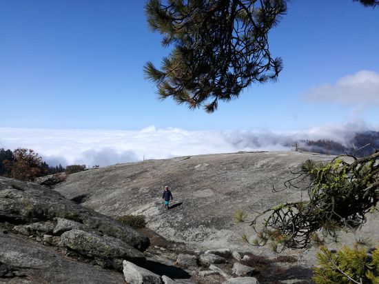 Wir stehen über den Wolken
