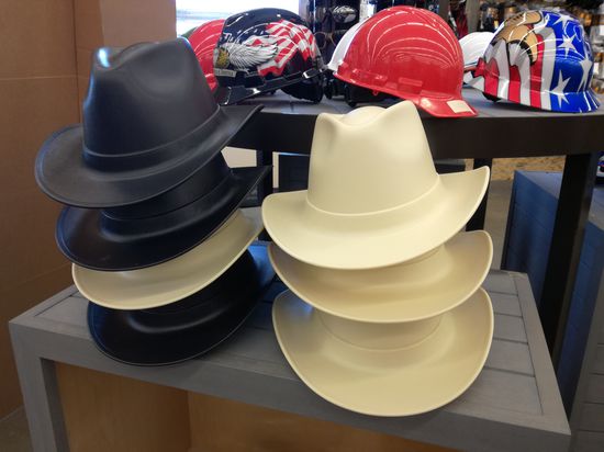 Cowboyhut als Sicherheitshelm, kein Scherz