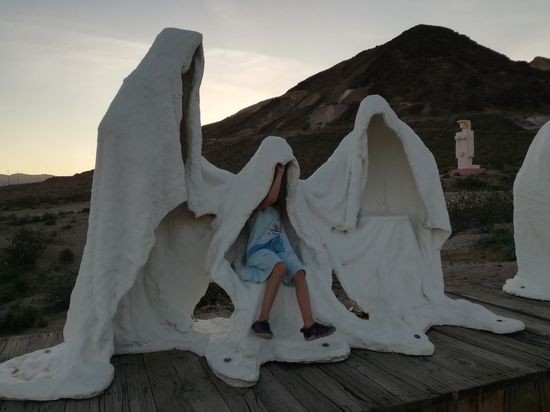 Ein Teil des Kunstwerkes von Albert Szukalski und im Hintergrund “The Venus of Nevada“