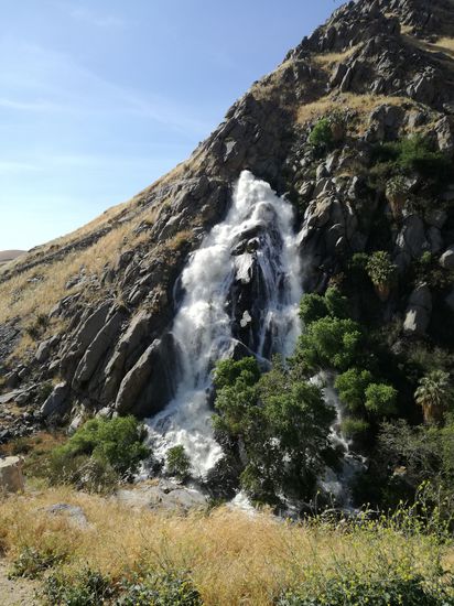 Ein künstlicher Wasserfall am Ende des Canyons