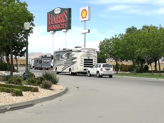 Das was wir als Mietwagen haben, hängt hier hinten dran