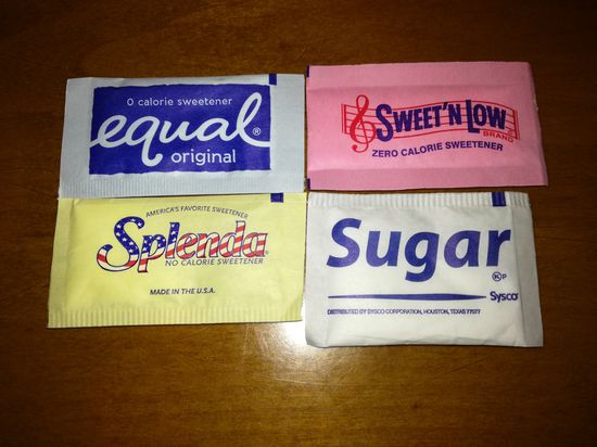 Das Verhältnis Zucker zu Süßstoff spiegelt sich nicht im Verhältnis der Übergewichtigen zu Normalen wieder