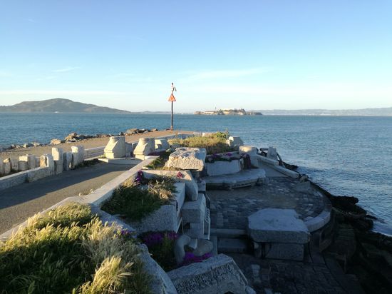 Die Wellenorgel und im Hintergrund Alcatraz