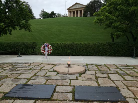 Das Grab mit der ewigen Flamme