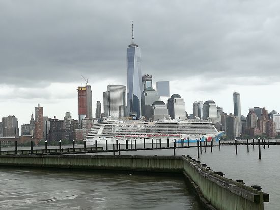 Manhattan Skyline mit der Norwegian Breakaway davor