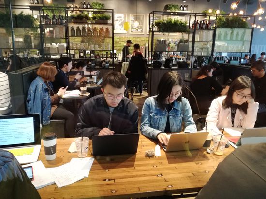 Sieht aus wie ein Apple Store, ist aber ein Cafe