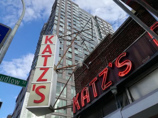 Hier gibt es das beliebte Pastrami Sandwich