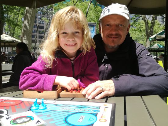 Wir spielen eine Runde Chinese Checkers