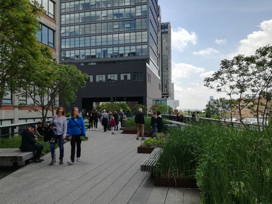 teilweise durch die Häuser