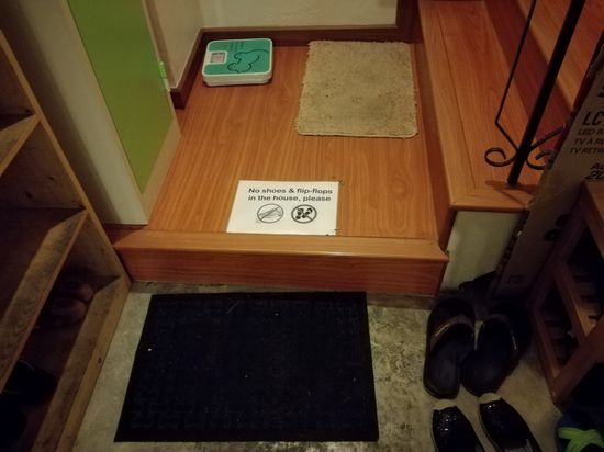 Hier werden die Schuhe ausgezogen bevor man die Treppe zu den Zimmern erklimmt.