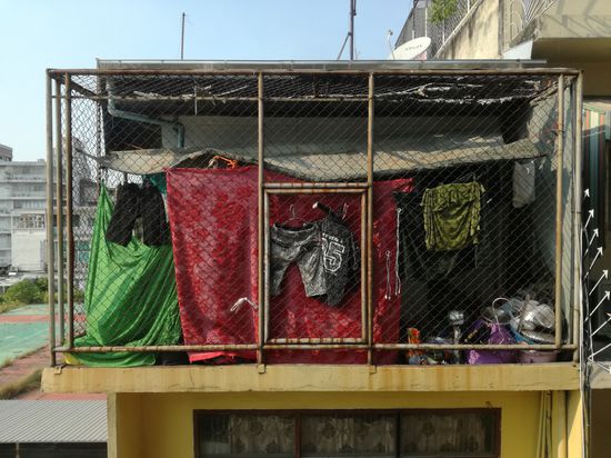Ein Blick aus unserem Fenster. Hier schlafen nachts vier Personen auf dem Balkon