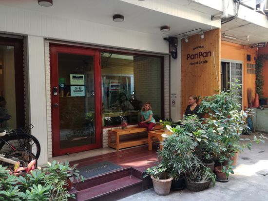 Fundstück des Tages
Die Ladies vor unserem Hostel, soweit nichts ungewöhnliches. Das scharfe Auge erkennt oben rechts ein Bein von einem Typen, der gerade im ersten Stock ins Fenster einsteigt. Mit Sicherheit wollte er schnell nachsehen, ob das Bügeleisen ausgeschaltet ist.