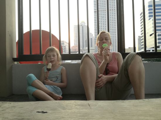 Entspannung nach der anstrengenden Tour. Ein Eis auf der Dachterasse vom Hostel. Im Hintergrund das Hotel aus Hangover.