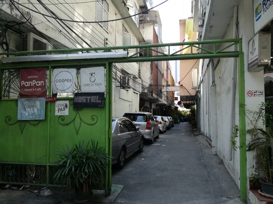 Hier wohnen wir.  Es sieht abenteuerlich aus und ist mit Sicherheit nicht jedermanns Sache, aber wir haben unsere letzte Nacht vor dem Flug nach Australien wieder hier gebucht.