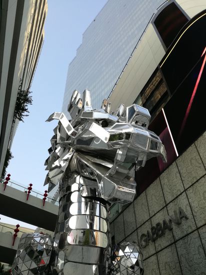 Überall in der Stadt feiert man das chinesische Neujahrsfest, vor allem vor den exklusiven Boutiquen