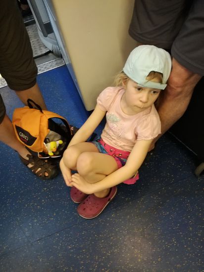 Typische Sitzhaltung in der Metro