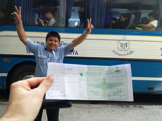 Unsere Tickets nach Pattaya und ein Thai, der gut drauf ist, wie viele hier.