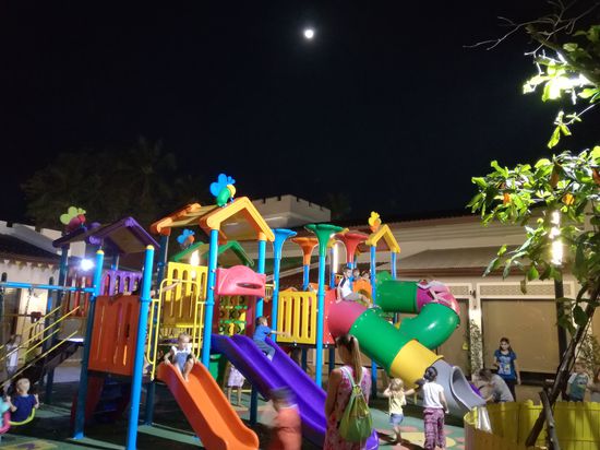 Die Kids feiern ihre eigene Fullmoon-Party