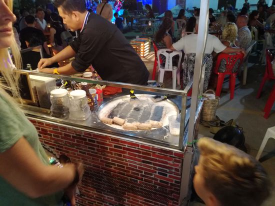 Tobi! Der macht Eisröllchen. Ich habe ihm eine Praktikantenstelle in der UA-Frühstück angeboten.