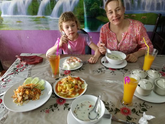 Ein reichgedeckter Tisch