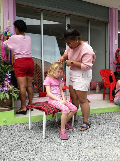 Melina lässt sich Zöpfe flechten