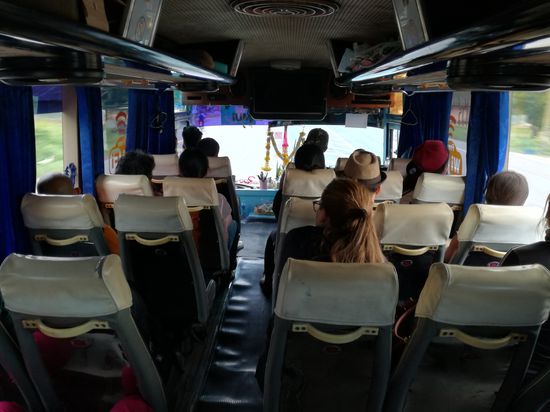 Da der Thailänder von eher schmaler Statur ist, passen auch mal fünf Sitze in eine Reihe.