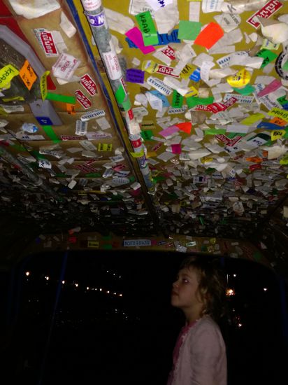 Wer die Fahrt überlebt hat, klebt seinen Sticker unters Dach vom Taxi