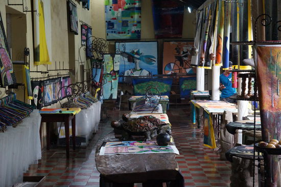 Tolle Bilder auf Planen gemalt. Zum Schluss kaufen wir eines.