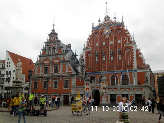 Das Schwarzhäupterhaus am Marktplatz. Blöderweise hat Damian vergessen das Datum auf seinem Fotoapparat einzustellen....