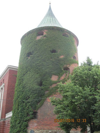 Der efeubewachsene Pulverturm, mit richtigem Datum, allerdings deutscher Zeit