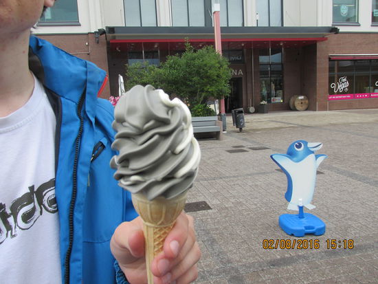 Lakritzeis! Die Seite mit dem Vanilleeis ist echt lecker. Die andere landete im Abfall