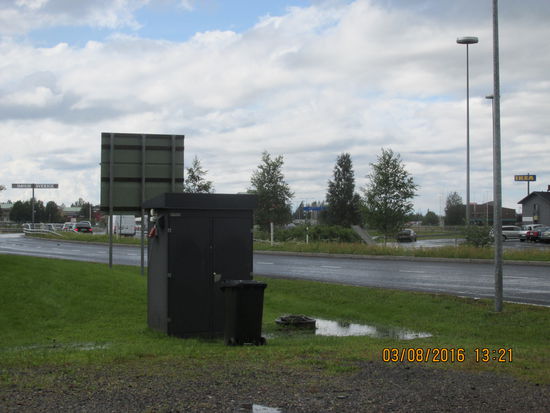 Interessante Einfahrt nach Schweden: Links sieht man das Grenzschild (Suomi / Sverige) und rechts dann das klassische Sinnbild für Schweden